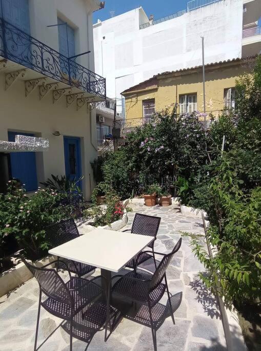 The -300 -A Centrally Located Heritage Home EEsparta Exterior foto